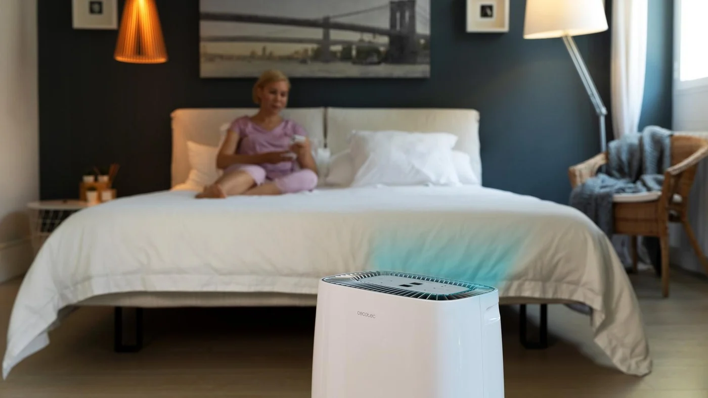 El Cecotec BigDry 4000 en una habitación, junto a una cama