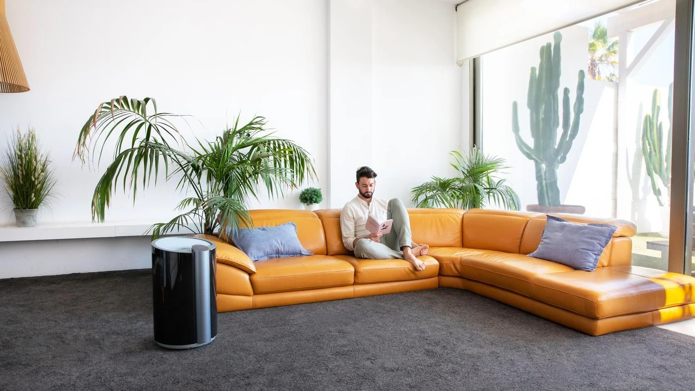 El Cecotec BigDry 9000 en un salón amplio, junto a un sofá naranja